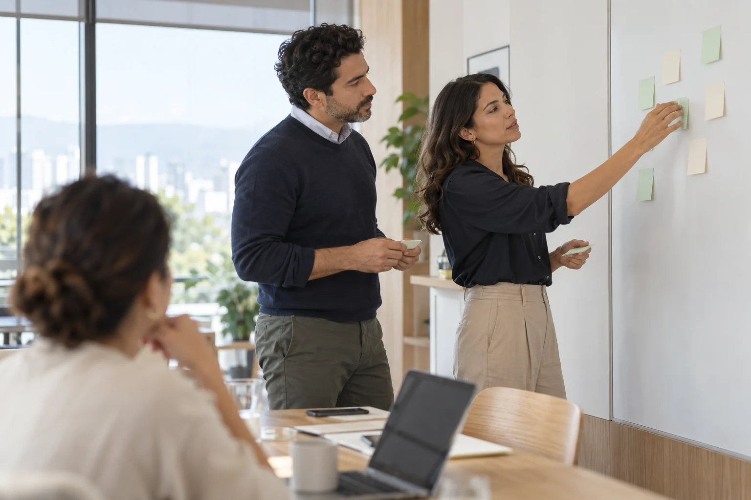 Escena ilustrativa de un equipo construyendo ideas en un taller colaborativo